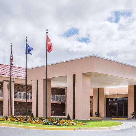 Ramada By Wyndham Wytheville Exteriör bild